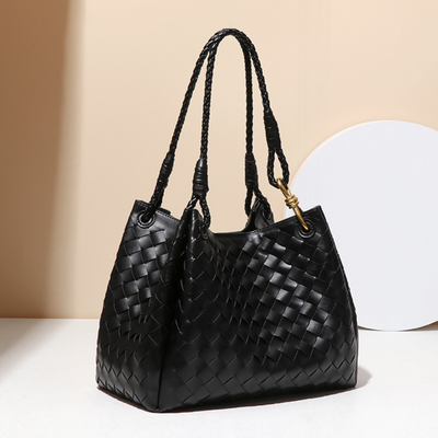 Valeria | Geflochtene schwarze Damenhandtasche aus veganem Leder mit Schulterriemen & goldenen Details