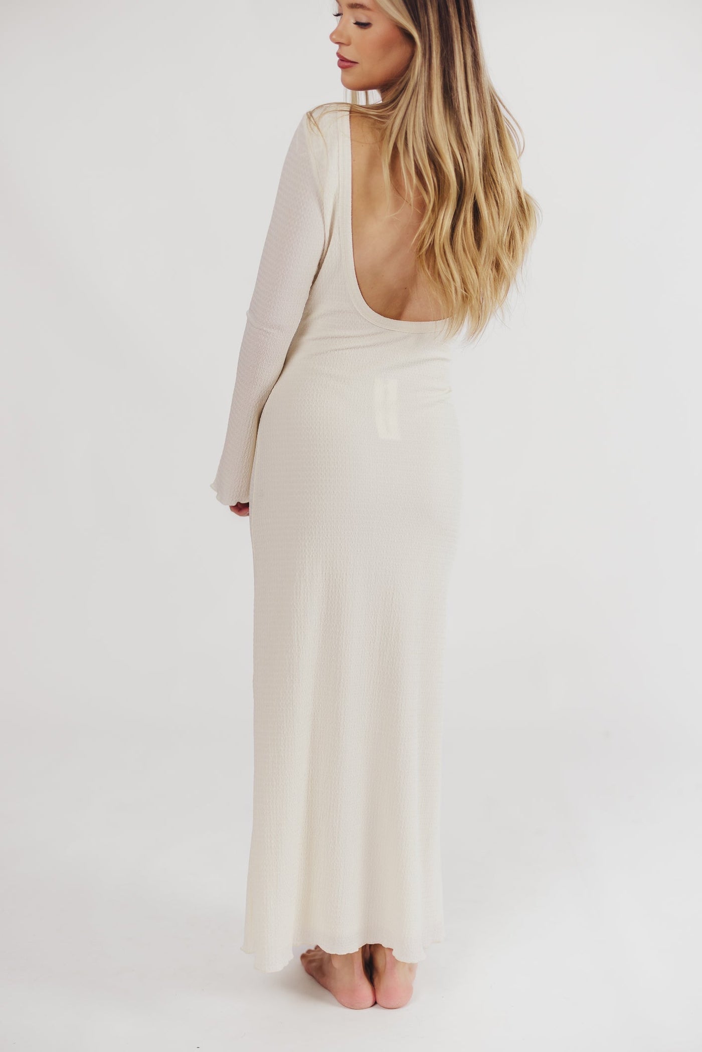 Savannah - langes rückenfreies kleid mit glockenärmeln - elfenbein