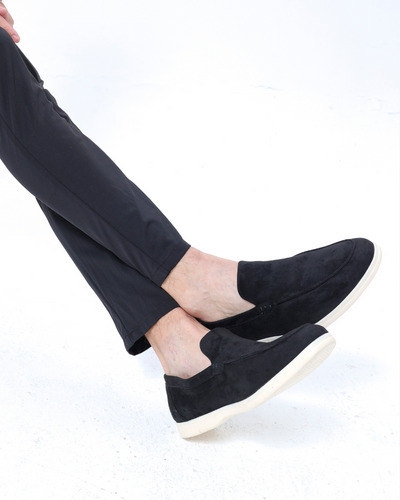 Kayden | All-Black Passendes Outfit mit Langer Ärmel Polohemd, hose & Wildleder-Loafer