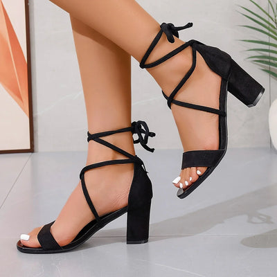 Zelithra – Stilvolle Wildleder-Sandalen mit Blockabsatz und Schnürung