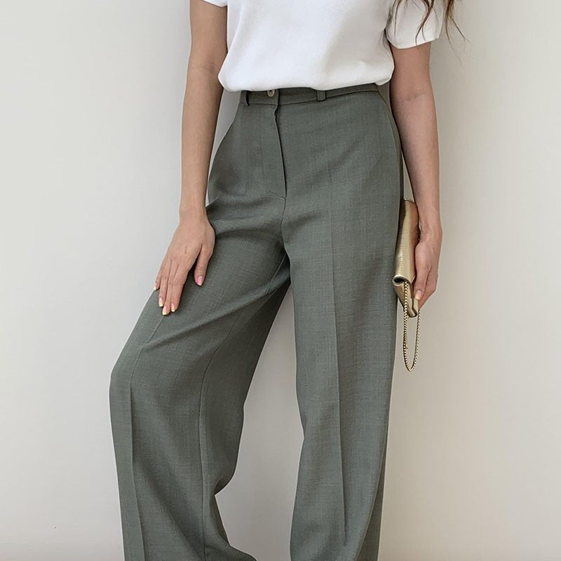 CONFIDENCE SUIT FRAUENPOWER MIT STIL