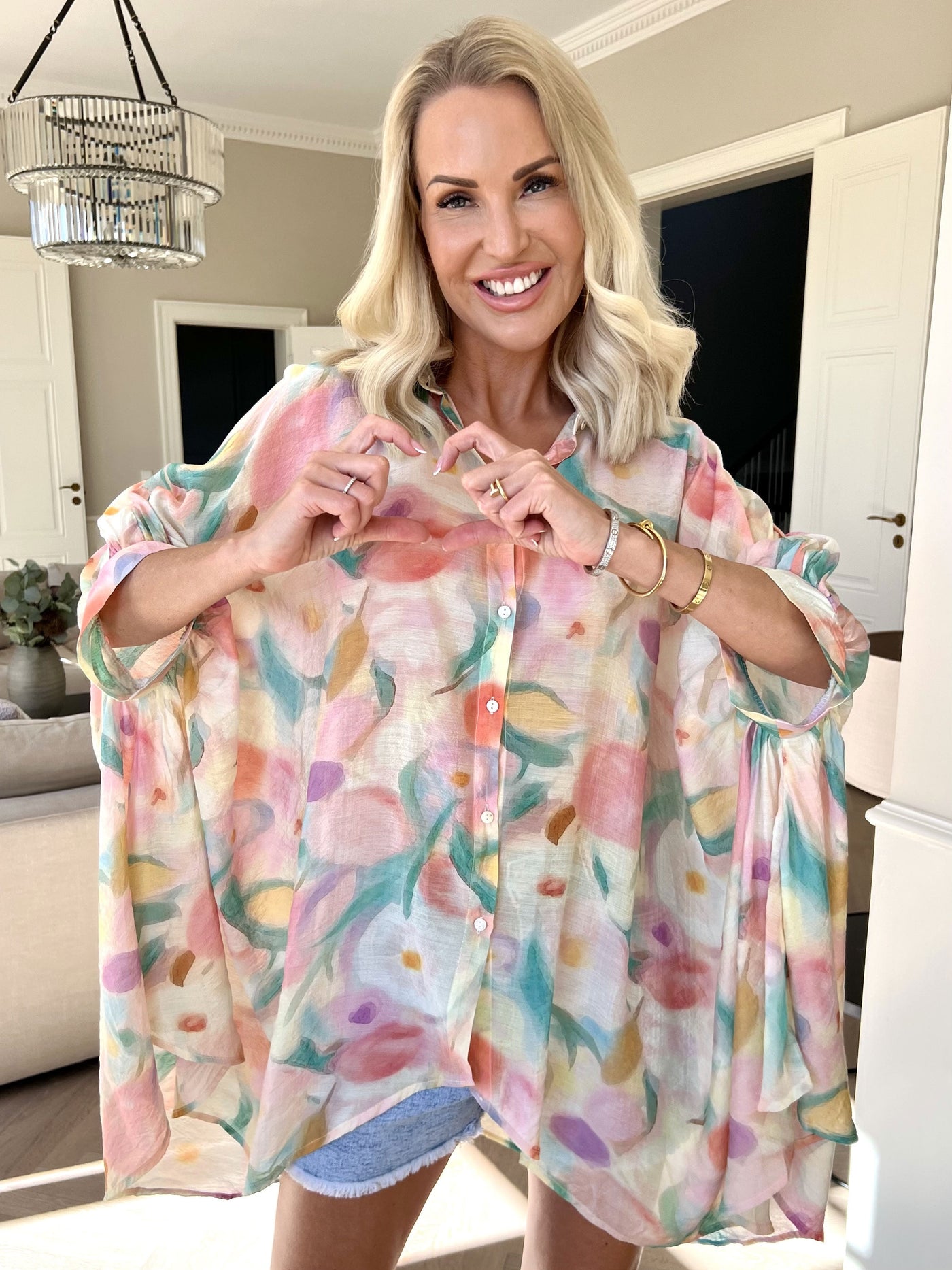 Jessa - Flatterhafte Tunika mit abstrakter floraler Eleganz