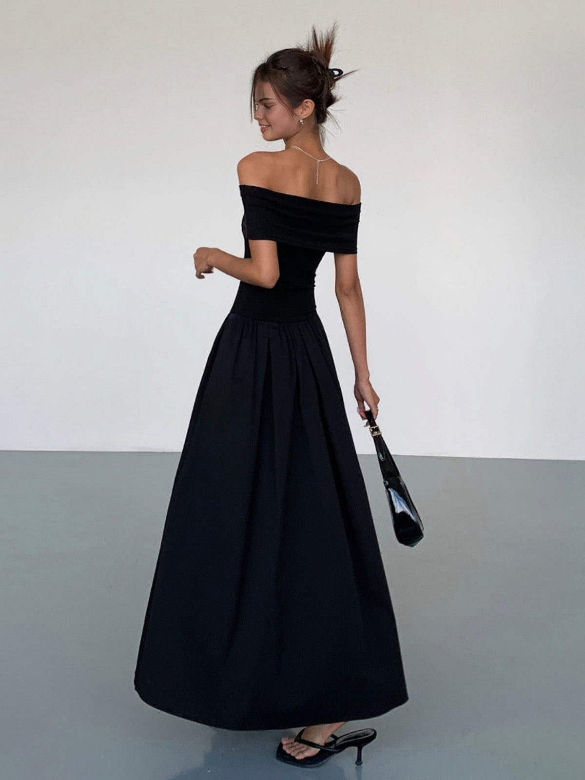 Damenkleid Satin Off-Shoulder mit elegantem Schnitt