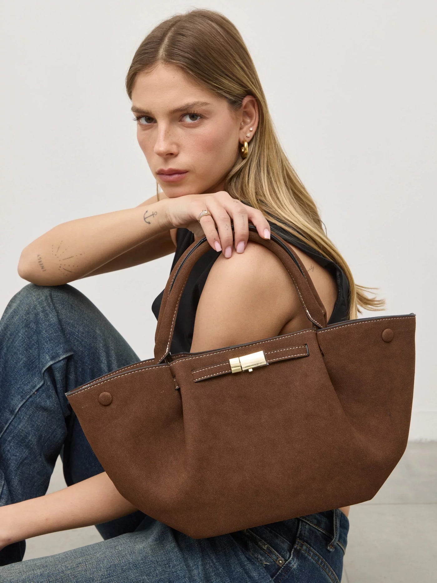 Melany | Strukturierte Tote Bag aus braunem Wildleder mit goldfarbenem Verschluss, Tragegriff & Schulterriemen