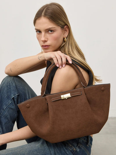 Melany | Strukturierte Tote Bag aus braunem Wildleder mit goldfarbenem Verschluss, Tragegriff & Schulterriemen