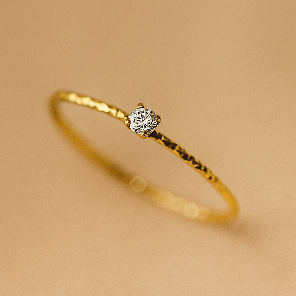 Goldfarbener gehämmerter Ring - Minimalistischer Strassstein