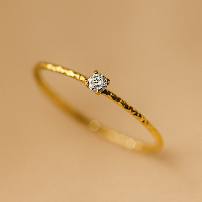 Goldfarbener gehämmerter Ring - Minimalistischer Strassstein