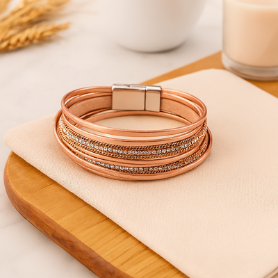 Mehrlagiges Lederarmband für Damen – Roségold mit Perlen und Kristall-Akzenten
