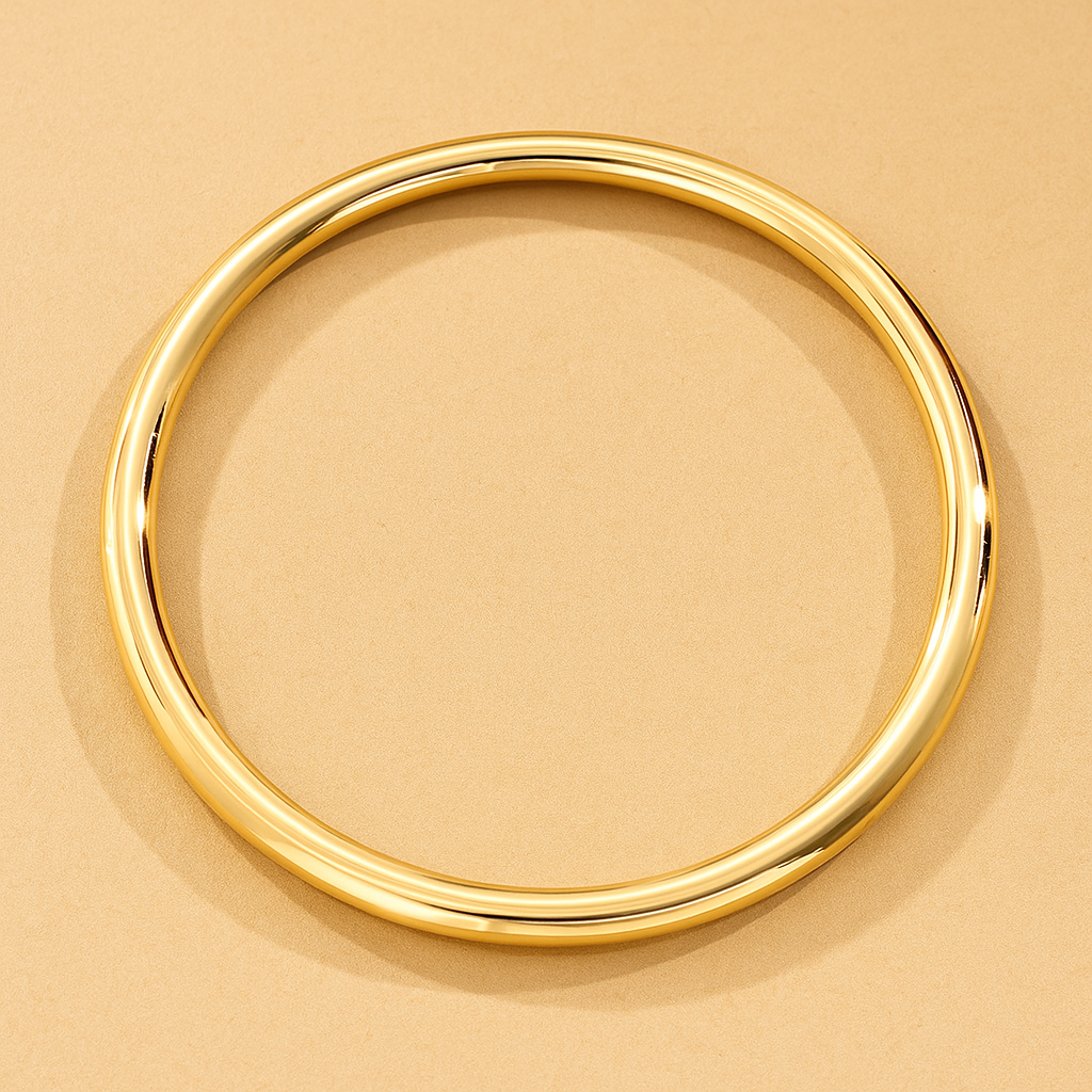 Eleganter goldfarbener Armreif mit dünnem Rohr