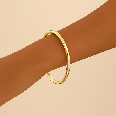 Eleganter goldfarbener Armreif mit dünnem Rohr
