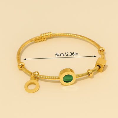 Elegantes goldenes Manschettenarmband mit grünen Steinen und Goldperlen