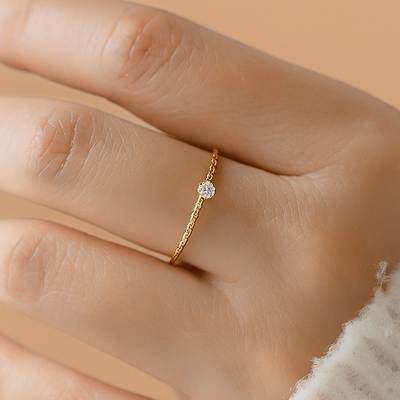 Goldfarbener gehämmerter Ring - Minimalistischer Strassstein