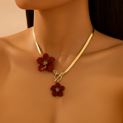 Elegante goldfarbene Halskette mit doppeltem weißen Blumenanhänger