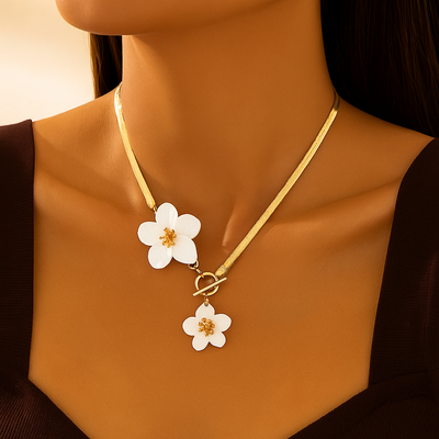 Elegante goldfarbene Halskette mit doppeltem weißen Blumenanhänger