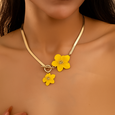 Elegante goldfarbene Halskette mit doppeltem weißen Blumenanhänger