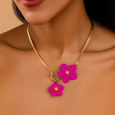 Elegante goldfarbene Halskette mit doppeltem weißen Blumenanhänger