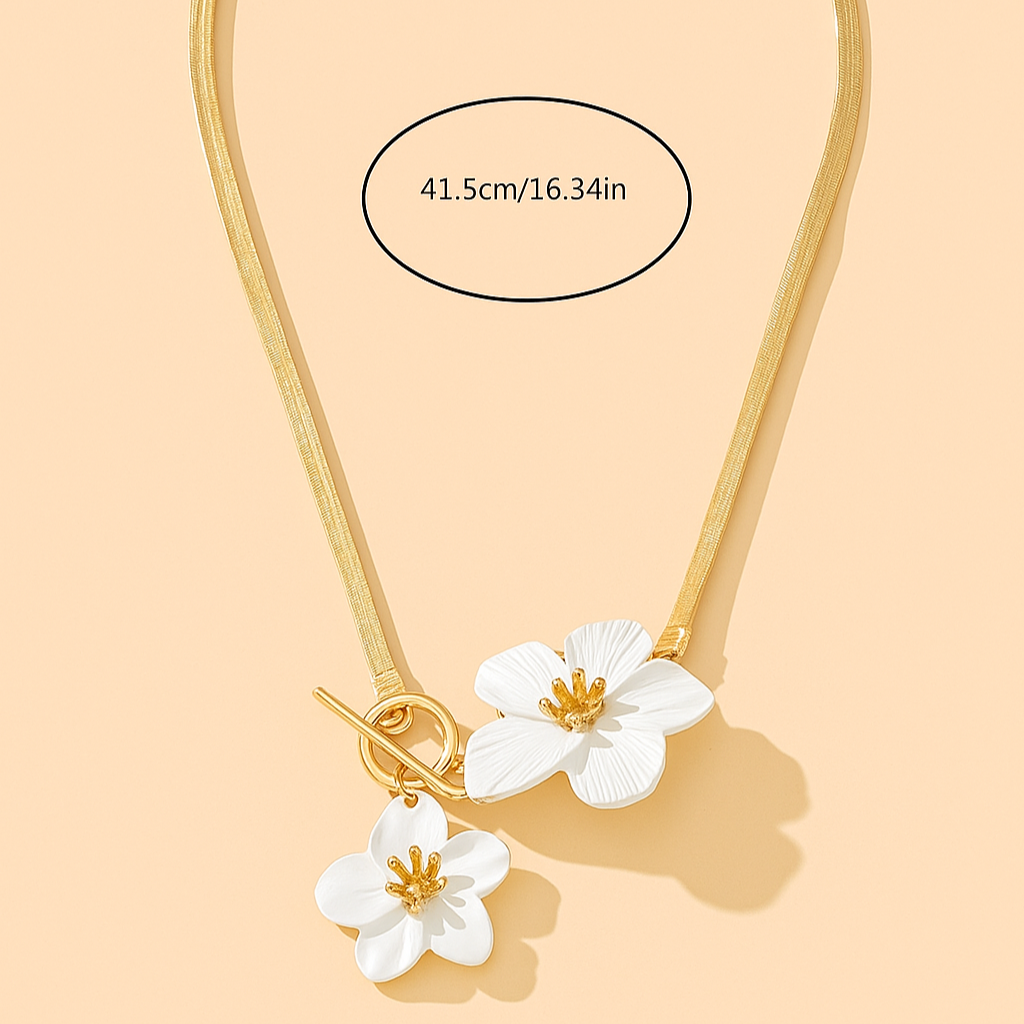 Elegante goldfarbene Halskette mit doppeltem weißen Blumenanhänger