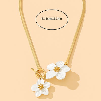 Elegante goldfarbene Halskette mit doppeltem weißen Blumenanhänger