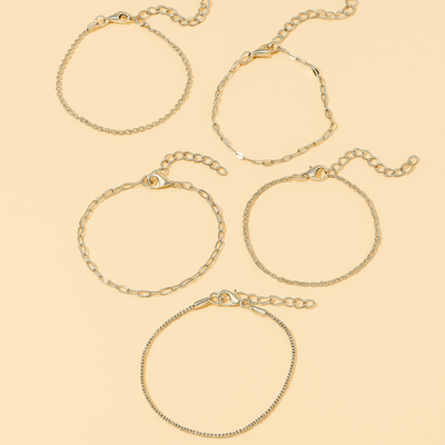 Elegantes & schickes 5-teiliges goldfarbenes dünnes Kettenarmband-Set