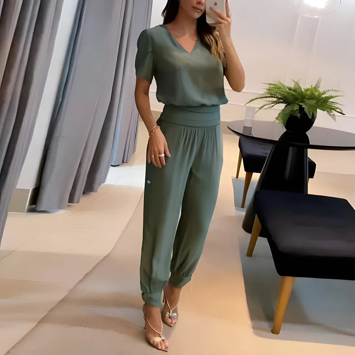 Atara - Weich fallendes Oberteil mit V-Ausschnitt und taillierte Hose mit hoher Taille