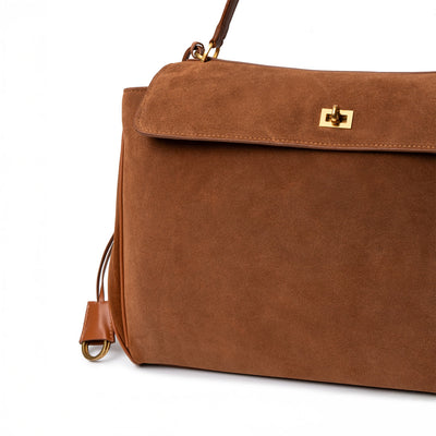 Clara – Elegante Damenhandtasche aus dunkelbraunem Wildleder mit goldfarbenem Drehverschluss