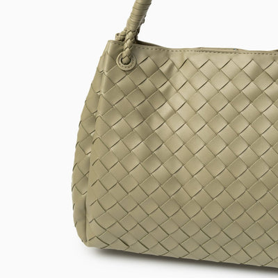 Valeria | Geflochtene schwarze Damenhandtasche aus veganem Leder mit Schulterriemen & goldenen Details