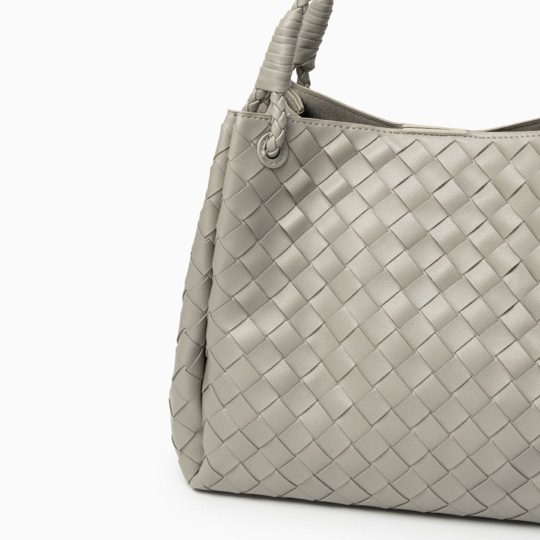 Valeria | Geflochtene schwarze Damenhandtasche aus veganem Leder mit Schulterriemen & goldenen Details