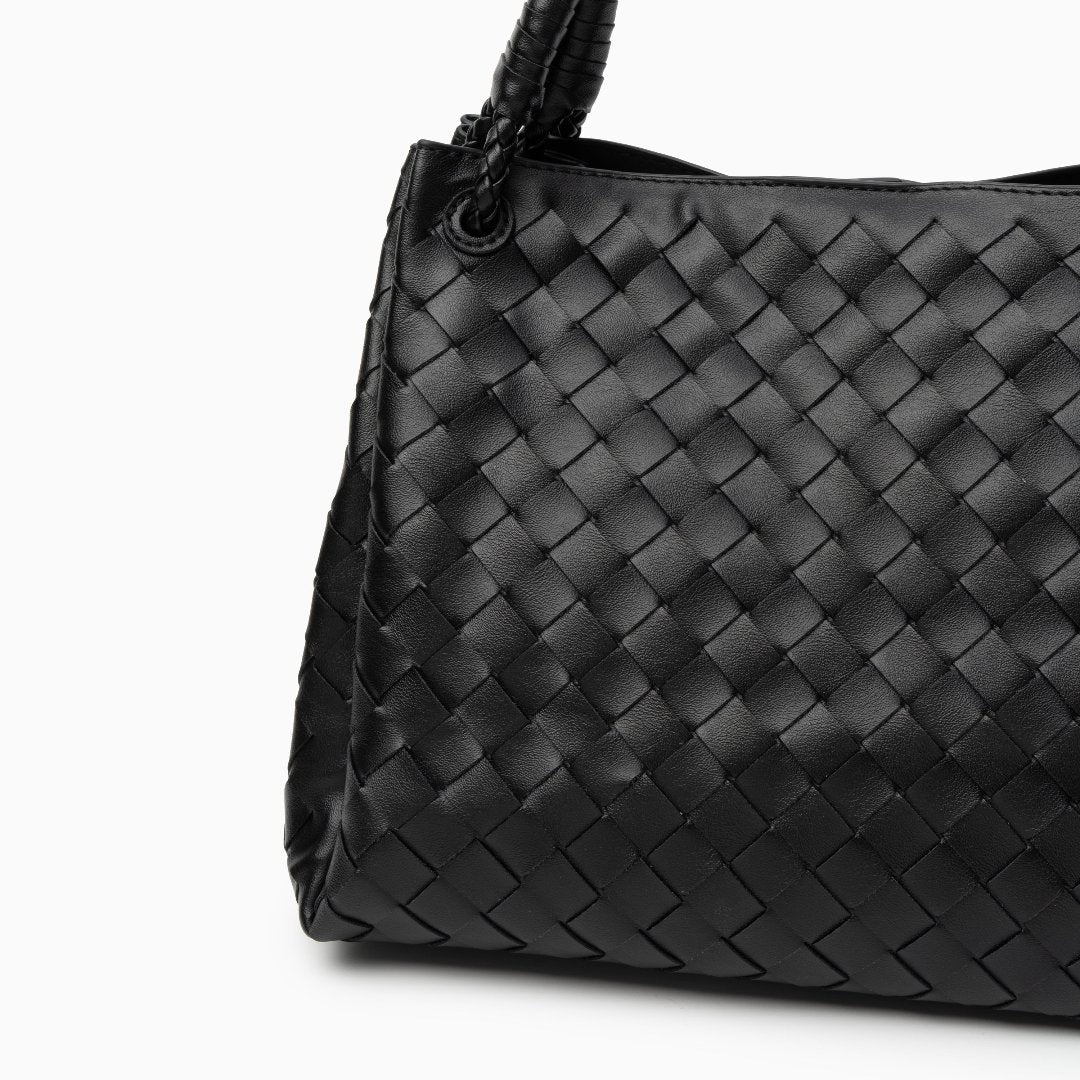 Valeria | Geflochtene schwarze Damenhandtasche aus veganem Leder mit Schulterriemen & goldenen Details
