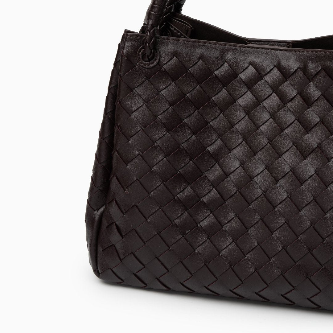 Valeria | Geflochtene schwarze Damenhandtasche aus veganem Leder mit Schulterriemen & goldenen Details