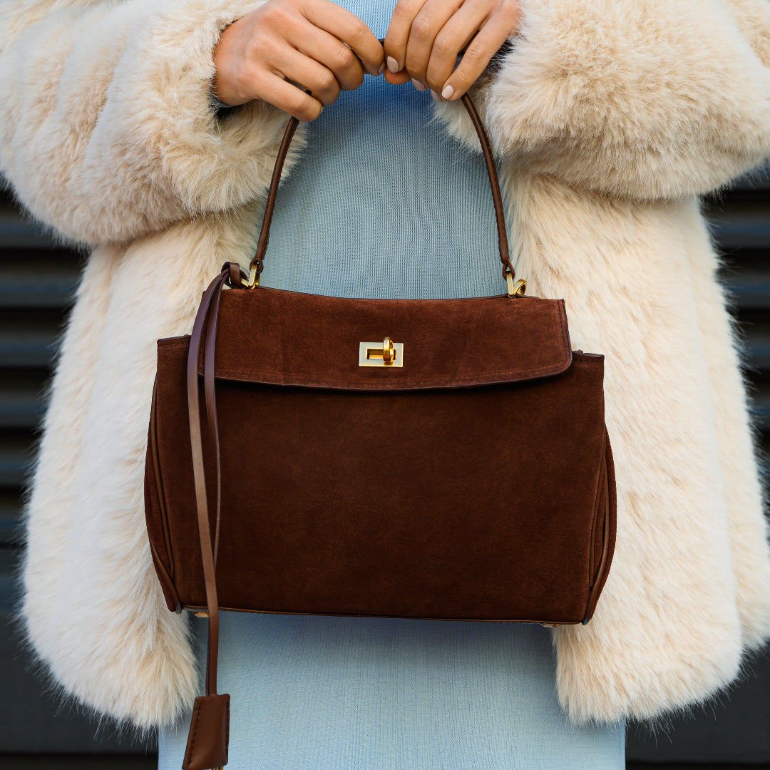 Clara – Elegante Damenhandtasche aus dunkelbraunem Wildleder mit goldfarbenem Drehverschluss