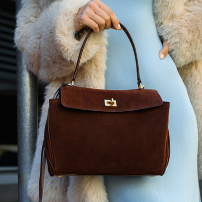 Clara – Elegante Damenhandtasche aus dunkelbraunem Wildleder mit goldfarbenem Drehverschluss