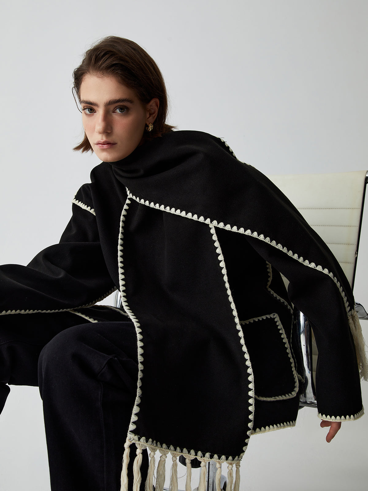 Damenjacke Mit Kontrastbesatz Und Schal Stilvoll