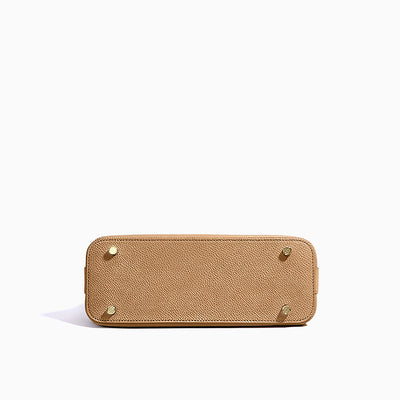 Delia | Kleine Damen-Schultertasche aus strukturiertem Leder in Camel mit goldfarbenem Schlossverschluss