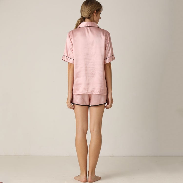 Damenpyjama mit schwarzer Umrandung und dekorativen Knöpfen