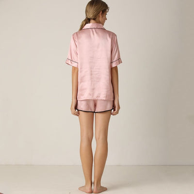 Damenpyjama mit schwarzer Umrandung und dekorativen Knöpfen