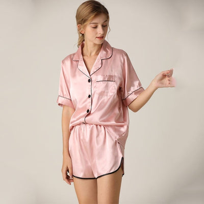 Damenpyjama mit schwarzer Umrandung und dekorativen Knöpfen