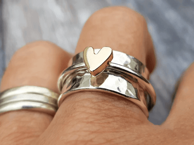 Mely – Silberring mit goldenem Herz