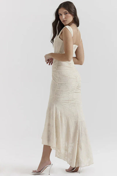 Schulterfreies Spitzen-Abendkleid mit figurbetonter Passform