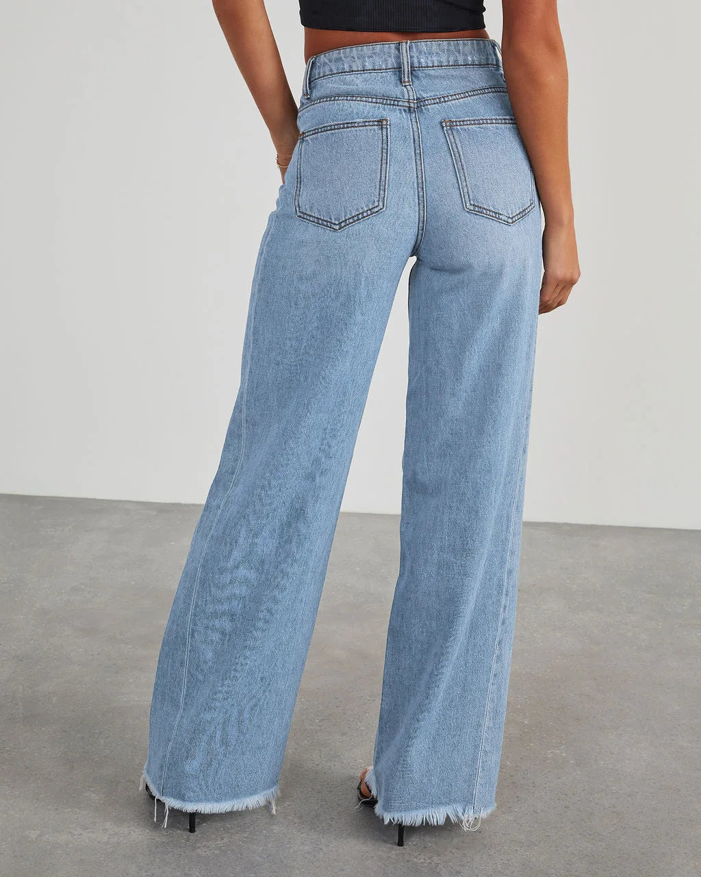 Damen-Weitbein-Jeans in Grau mit Raw-Hem