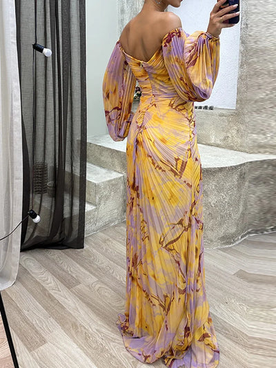 Luxuriöses Abendkleid mit Falten & Off-Shoulder für den Sommer – Gelb-Lila Print & Glitzer-Details