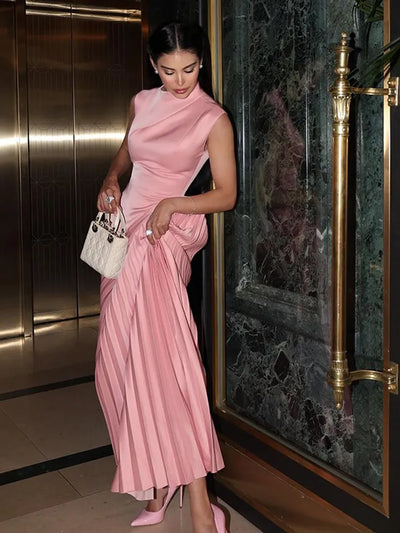 Plissiertes Maxikleid – Ärmelloses Kleid mit hohem Kragen & Faltenrock