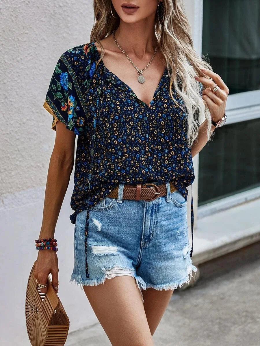 Margaux – Bluse mit V-Ausschnitt und Boho-Print