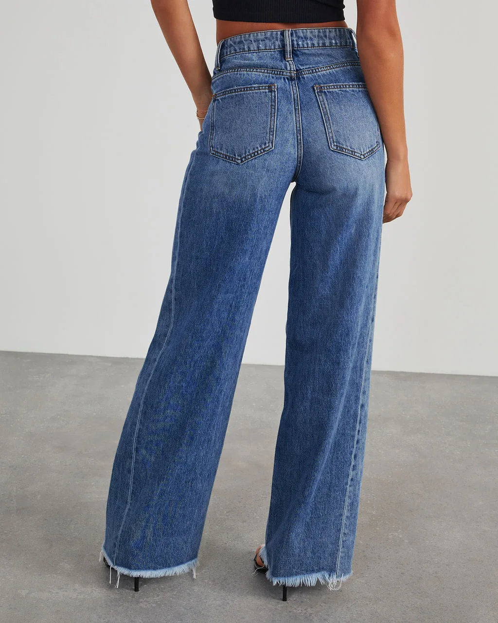 Damen-Weitbein-Jeans in Grau mit Raw-Hem