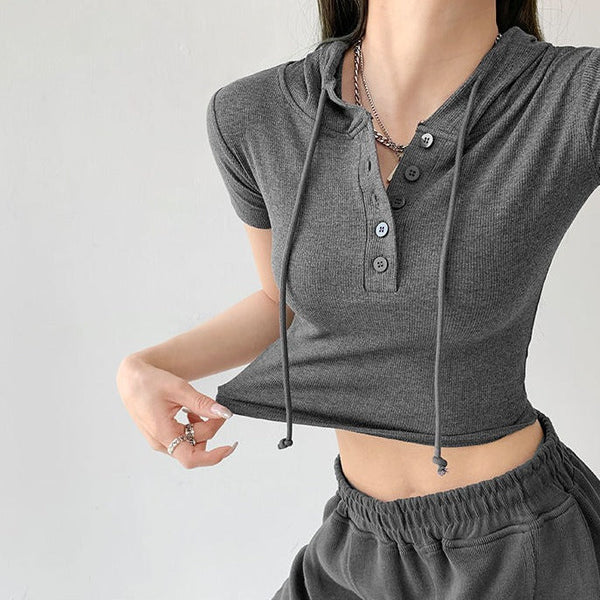 Brigitte – crop-top mit kapuze und knöpfen