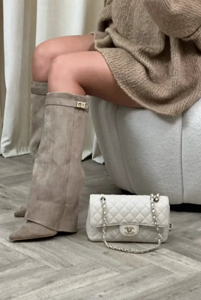 Damenstiefel mit weitem Beinabschluss – Eleganter Retro-Look in Beige