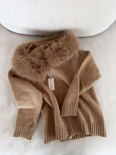 Damen Strickjacke Grau mit Kapuze und Kunstpelz – Warme Winterjacke
