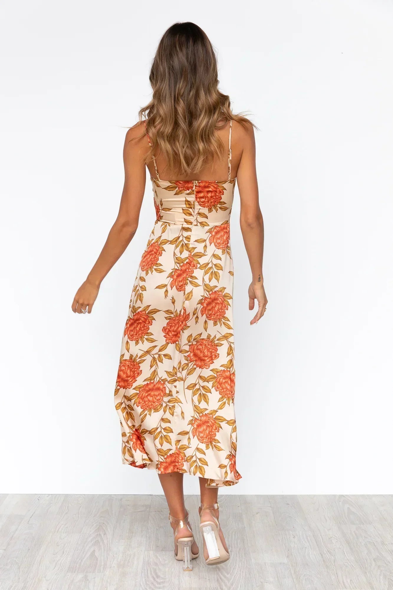 Satiniertes Midikleid – Sommerkleid mit Blumenmuster, Cut-Out & Spaghettiträgern