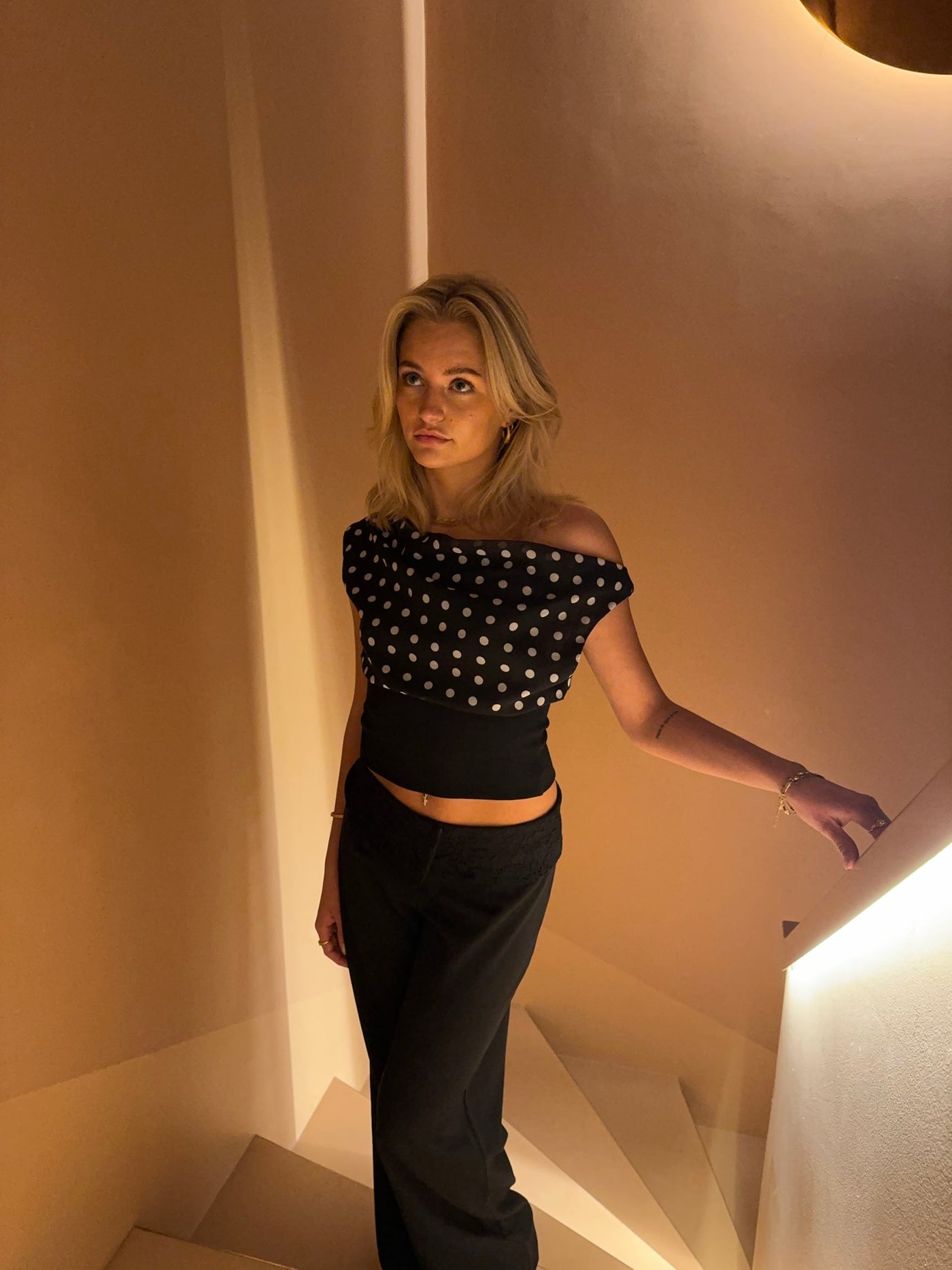 Damen Top – Leichte Viskose – Off-Shoulder mit Punktmuster