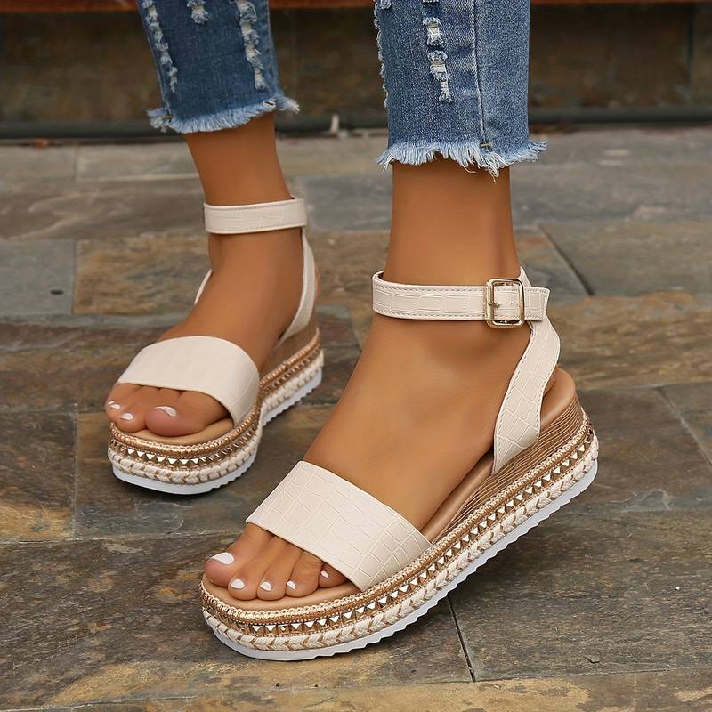 Sommer – Stylische und robuste Plateausandalen
