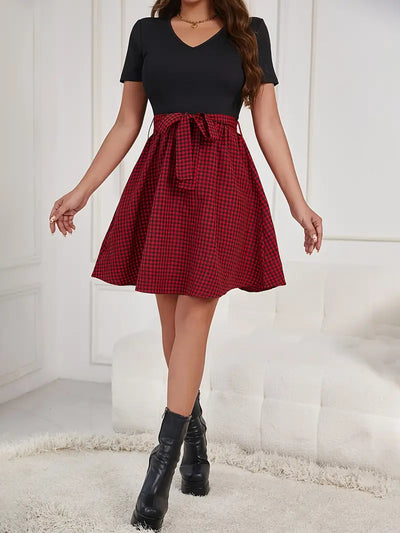 Merlina – Klassisches V-Ausschnitt-Kleid mit Gingham-Rock
